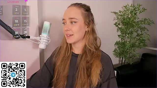 Snapshot of AngelPaull chatting on 03/11/25, 02:43 AngelPaull online show from 03/11/25, 02:43