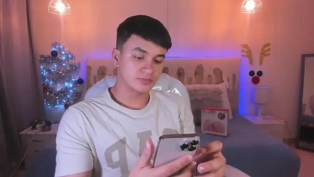 Snapshot of Cristopher_strong chatting on 12/07/24, 02:02 Cristopher strong online show from 12/07/24, 02:02