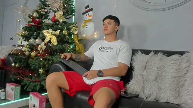 Snapshot of Cristopher_strong chatting on 12/16/24, 01:32 Cristopher strong online show from 12/16/24, 01:32