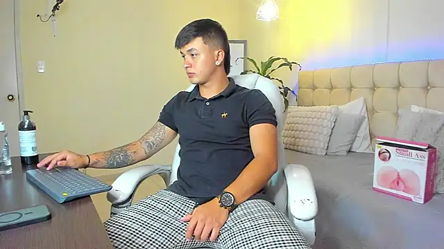 Snapshot of Cristopher_strong chatting on 02/16/25, 02:31 Cristopher strong online show from 02/16/25, 02:31