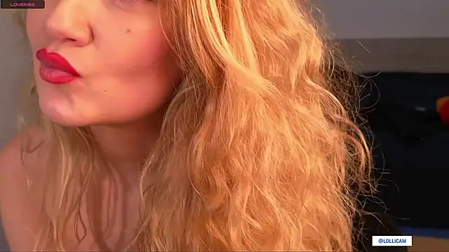Snapshot of Lolli__Moon chatting on 02/11/25, 04:46 Lolli Moon online show from 02/11/25, 04:46