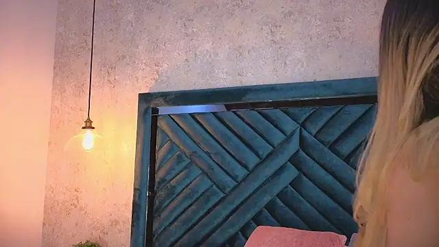 Lucy Vega online show from 10/05/25, 04:00