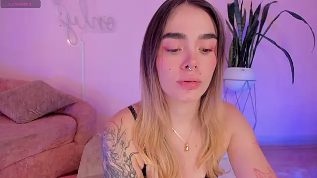 Lucy Vega online show from 11/01/25, 04:36