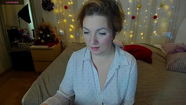 Snapshot of Katherine_Fox chatting on 12/12/24, 10:45 Katherine Fox online show from 12/12/24, 10:45