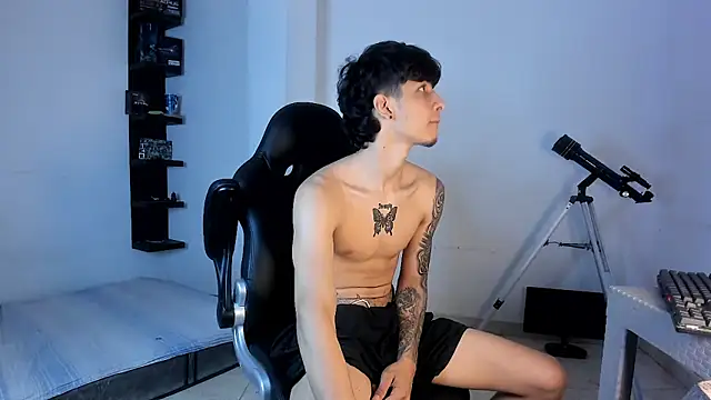 Snapshot of Snakebutterfly chatting on 10/17/25, 10:07 Snakebutterfly online show from 10/17/25, 10:07