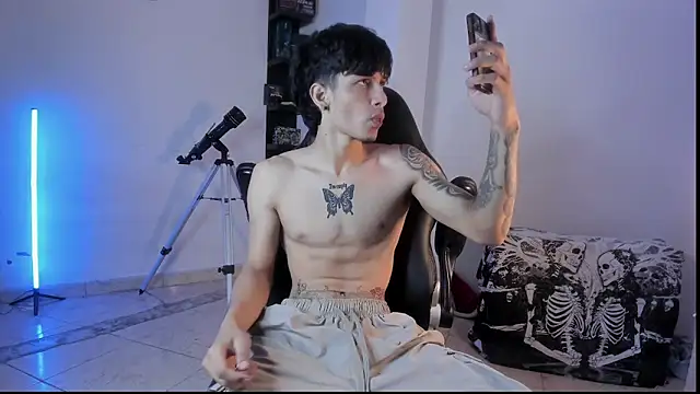 Snapshot of Snakebutterfly chatting on 10/19/25, 06:03 Snakebutterfly online show from 10/19/25, 06:03