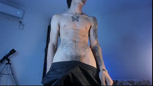 Snapshot of Snakebutterfly chatting on 10/28/25, 08:40 Snakebutterfly online show from 10/28/25, 08:40