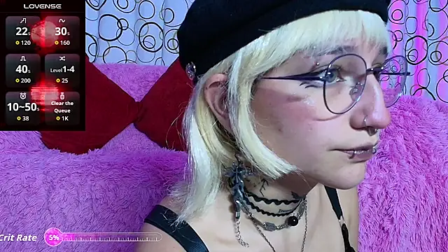 Snapshot of SukiFuyu_ chatting on 10/17/25, 12:14 SukiFuyu online show from 10/17/25, 12:14