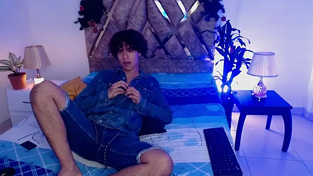 Snapshot of nickolas_moon chatting on 12/16/24, 01:43 nickolas moon online show from 12/16/24, 01:43