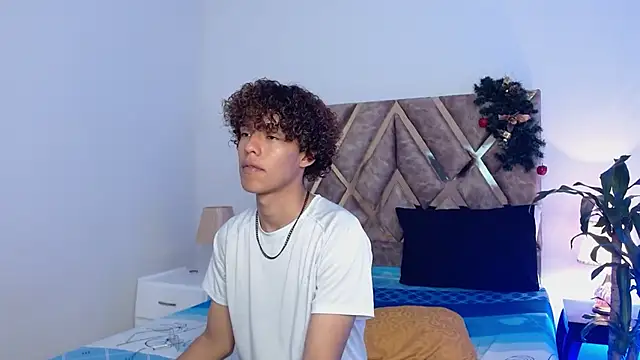 Snapshot of nickolas_moon chatting on 12/26/24, 03:42 nickolas moon online show from 12/26/24, 03:42