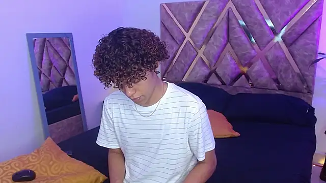 Snapshot of nickolas_moon chatting on 02/02/25, 04:32 nickolas moon online show from 02/02/25, 04:32