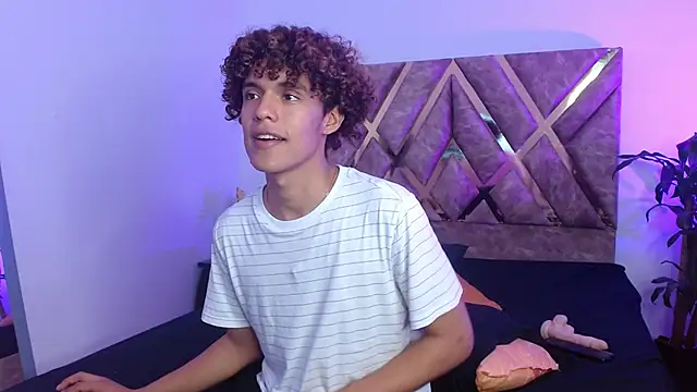 Snapshot of nickolas_moon chatting on 02/02/25, 07:35 nickolas moon online show from 02/02/25, 07:35