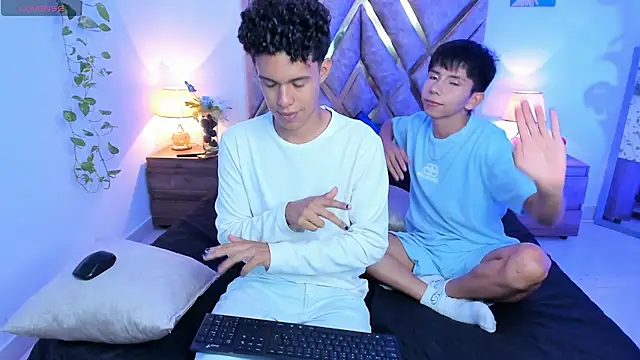 Snapshot of nickolas_moon chatting on 10/03/25, 01:02 nickolas moon online show from 10/03/25, 01:02