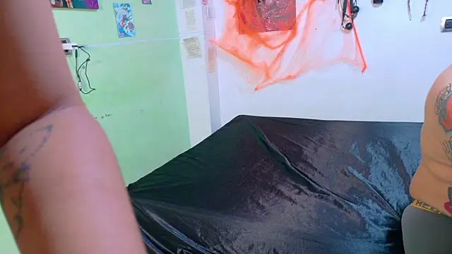 Snapshot of clydexxxbunny chatting on 10/25/25, 12:18 clydexxxbunny online show from 10/25/25, 12:18