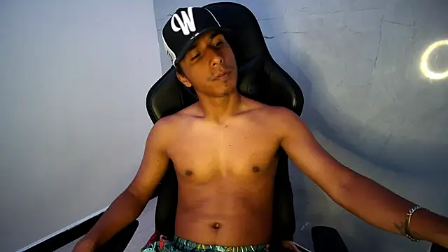 Snapshot of michaelhotbbc chatting on 10/20/25, 03:40 michaelhotbbc online show from 10/20/25, 03:40