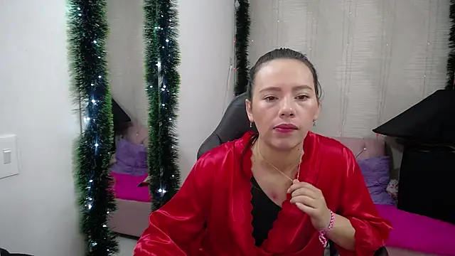 Snapshot of lauraguzman chatting on 12/29/24, 03:22 lauraguzman online show from 12/29/24, 03:22