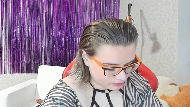 Snapshot of Seductive_She_Wolf chatting on 02/08/25, 08:10 Seductive She Wolf online show from 02/08/25, 08:10