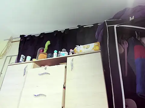 Snapshot of alanaanddaphne chatting on 02/07/25, 12:31 alanaanddaphne online show from 02/07/25, 12:31