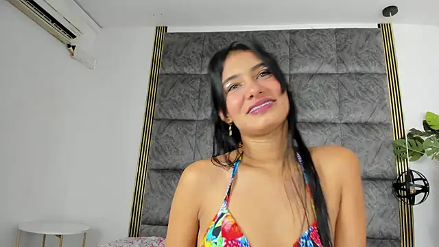 Snapshot of LaurenRodriiguez chatting on 01/18/25, 12:47 LaurenRodriiguez online show from 01/18/25, 12:47
