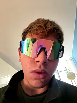 Snapshot of calleaaaa chatting on 11/05/25, 10:26 calleaaaa online show from 11/05/25, 10:26