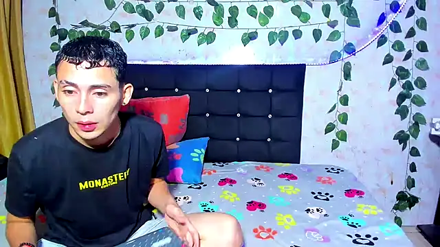 Snapshot of Alexander_and_Xiao chatting on 01/21/25, 02:22 Alexander and Xiao online show from 01/21/25, 02:22