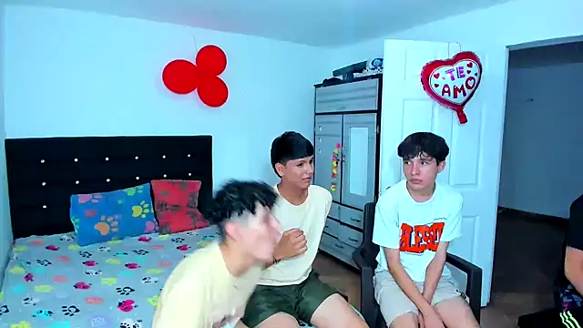 Snapshot of Alexander_and_Xiao chatting on 02/21/25, 10:48 Alexander and Xiao online show from 02/21/25, 10:48