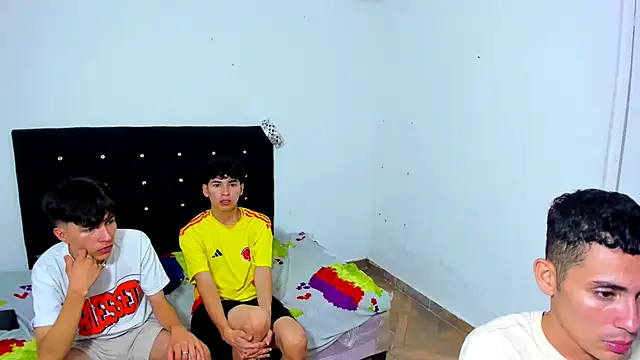 Snapshot of Alexander_and_Xiao chatting on 02/27/25, 04:09 Alexander and Xiao online show from 02/27/25, 04:09