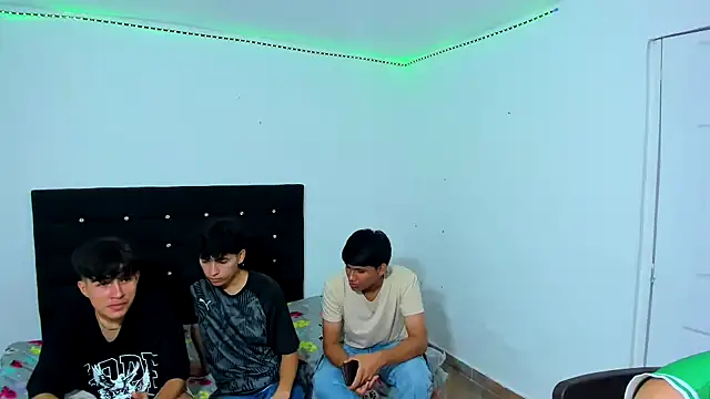 Snapshot of Alexander_and_Xiao chatting on 02/28/25, 10:06 Alexander and Xiao online show from 02/28/25, 10:06