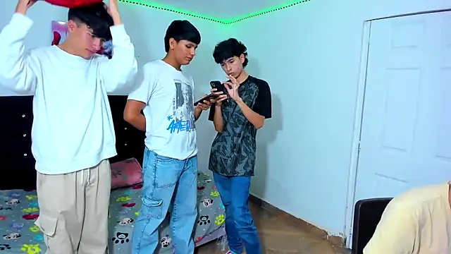 Snapshot of Alexander_and_Xiao chatting on 03/07/25, 09:59 Alexander and Xiao online show from 03/07/25, 09:59