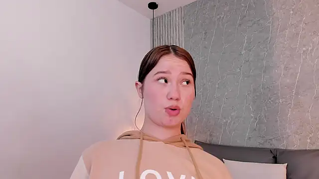 Snapshot of Roxie-Summers11 chatting on 12/30/24, 06:05 Roxie-Summers11 online show from 12/30/24, 06:05