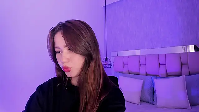 Snapshot of Roxie-Summers11 chatting on 02/14/25, 07:33 Roxie-Summers11 online show from 02/14/25, 07:33