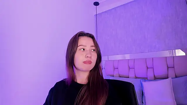 Snapshot of Roxie-Summers11 chatting on 02/14/25, 10:47 Roxie-Summers11 online show from 02/14/25, 10:47