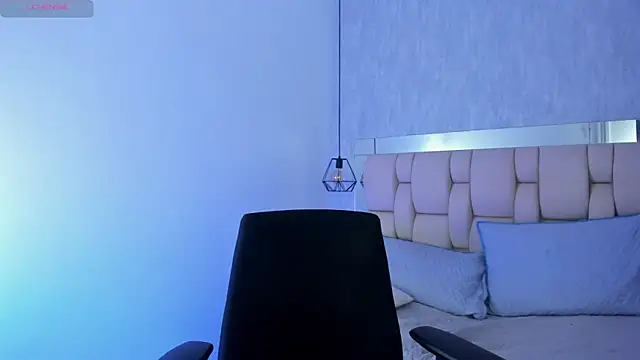 Snapshot of Roxie-Summers11 chatting on 02/20/25, 02:18 Roxie-Summers11 online show from 02/20/25, 02:18