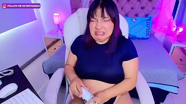 Snapshot of Emma_monserrat chatting on 10/20/25, 07:14 Emma monserrat online show from 10/20/25, 07:14