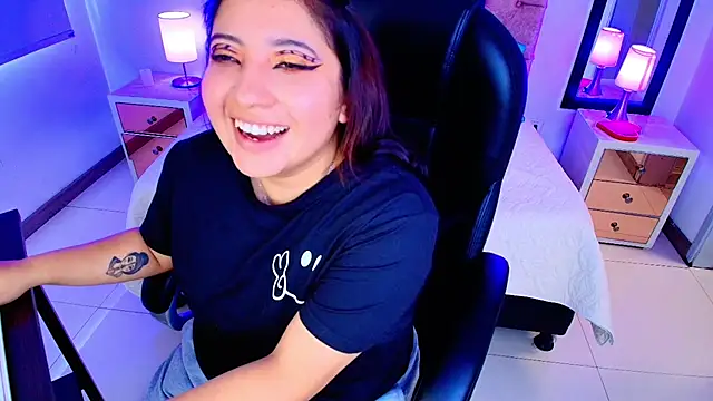 Snapshot of Emma_monserrat chatting on 11/14/25, 07:34 Emma monserrat online show from 11/14/25, 07:34