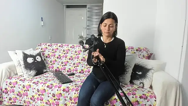 Emma Jnes online show from 02/13/25, 10:33