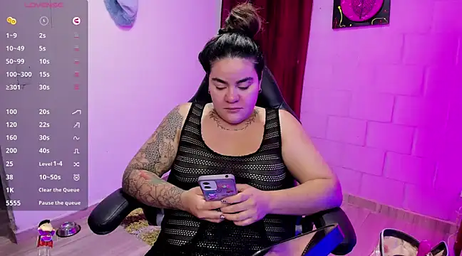 Snapshot of Sharon_hils chatting on 12/17/24, 11:49 Sharon hils online show from 12/17/24, 11:49