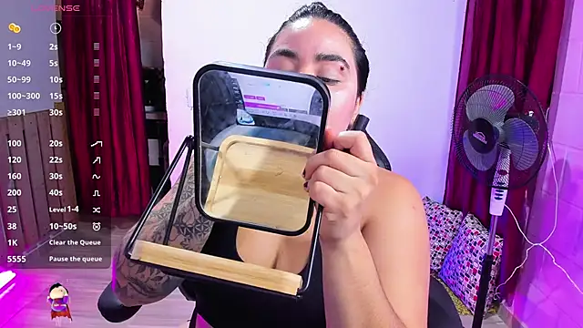 Snapshot of Sharon_hils chatting on 01/03/25, 05:42 Sharon hils online show from 01/03/25, 05:42