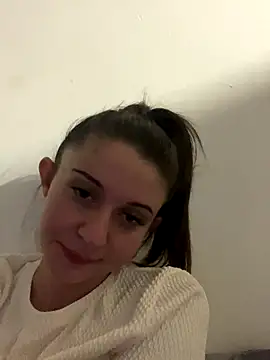Snapshot of vienncica chatting on 10/15/25, 04:45 vienncica online show from 10/15/25, 04:45