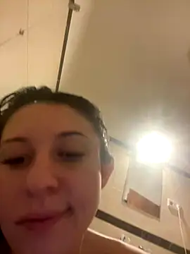 Snapshot of vienncica chatting on 10/20/25, 01:55 vienncica online show from 10/20/25, 01:55