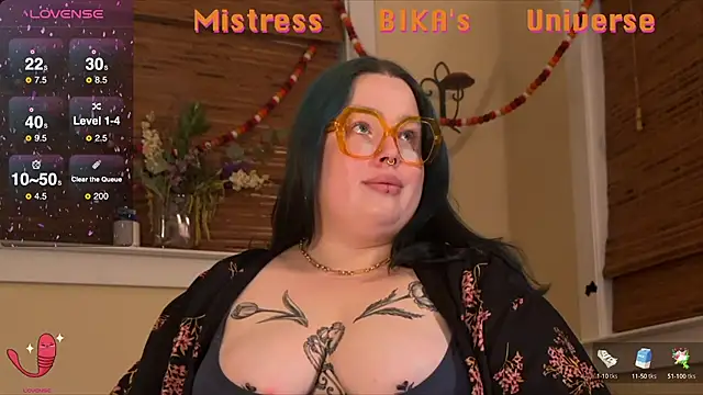 Snapshot of MissBika chatting on 03/04/25, 02:27 MissBika online show from 03/04/25, 02:27
