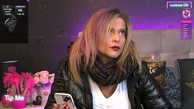 Snapshot of ZoeMesmerize chatting on 01/15/25, 05:19 ZoeMesmerize online show from 01/15/25, 05:19