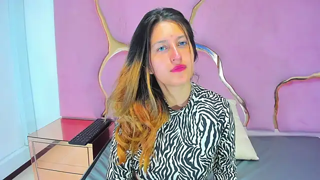 Snapshot of GiaRoussel chatting on 01/02/25, 01:51 GiaRoussel online show from 01/02/25, 01:51
