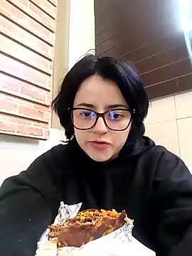 Snapshot of Lin-cute chatting on 03/04/25, 05:32 Lin-cute online show from 03/04/25, 05:32
