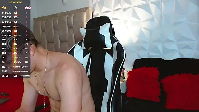 Snapshot of santyago_taylor chatting on 12/04/24, 07:56 santyago taylor online show from 12/04/24, 07:56