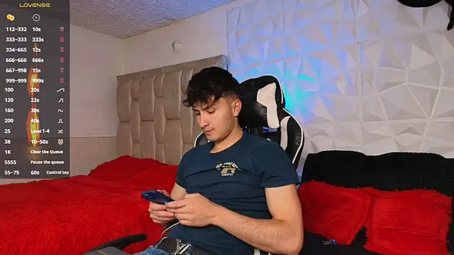 Snapshot of santyago_taylor chatting on 12/10/24, 10:05 santyago taylor online show from 12/10/24, 10:05