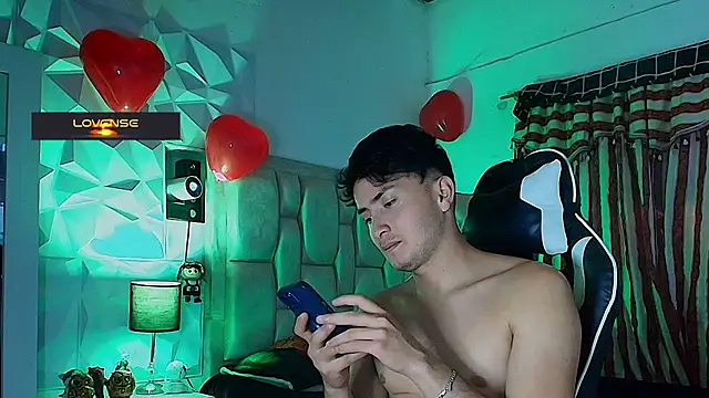 Snapshot of santyago_taylor chatting on 02/26/25, 10:09 santyago taylor online show from 02/26/25, 10:09
