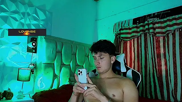 Snapshot of santyago_taylor chatting on 03/10/25, 10:13 santyago taylor online show from 03/10/25, 10:13