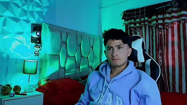 Snapshot of santyago_taylor chatting on 03/17/25, 06:32 santyago taylor online show from 03/17/25, 06:32