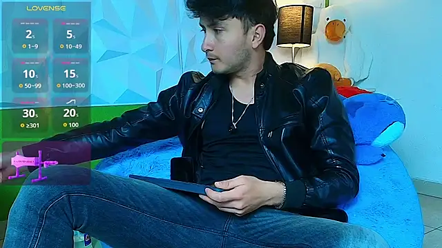 Snapshot of santyago_taylor chatting on 09/16/25, 07:15 santyago taylor online show from 09/16/25, 07:15